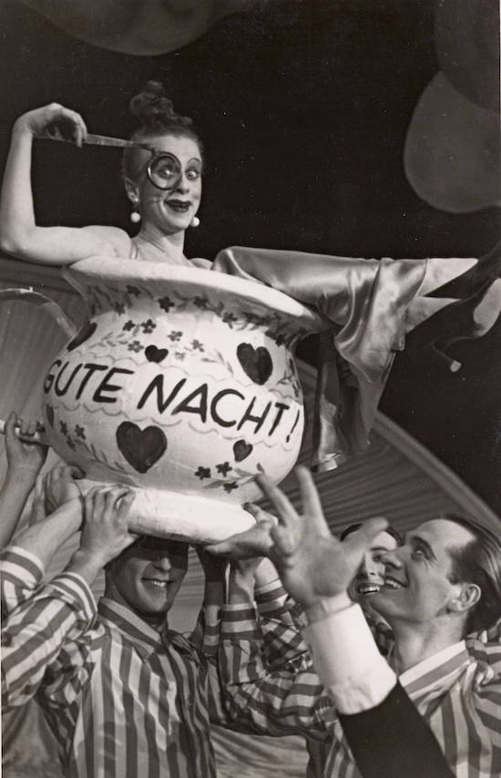 Fidi Grube (bottom right) with Gisela Schlüter in a show in Berlin, 1930s