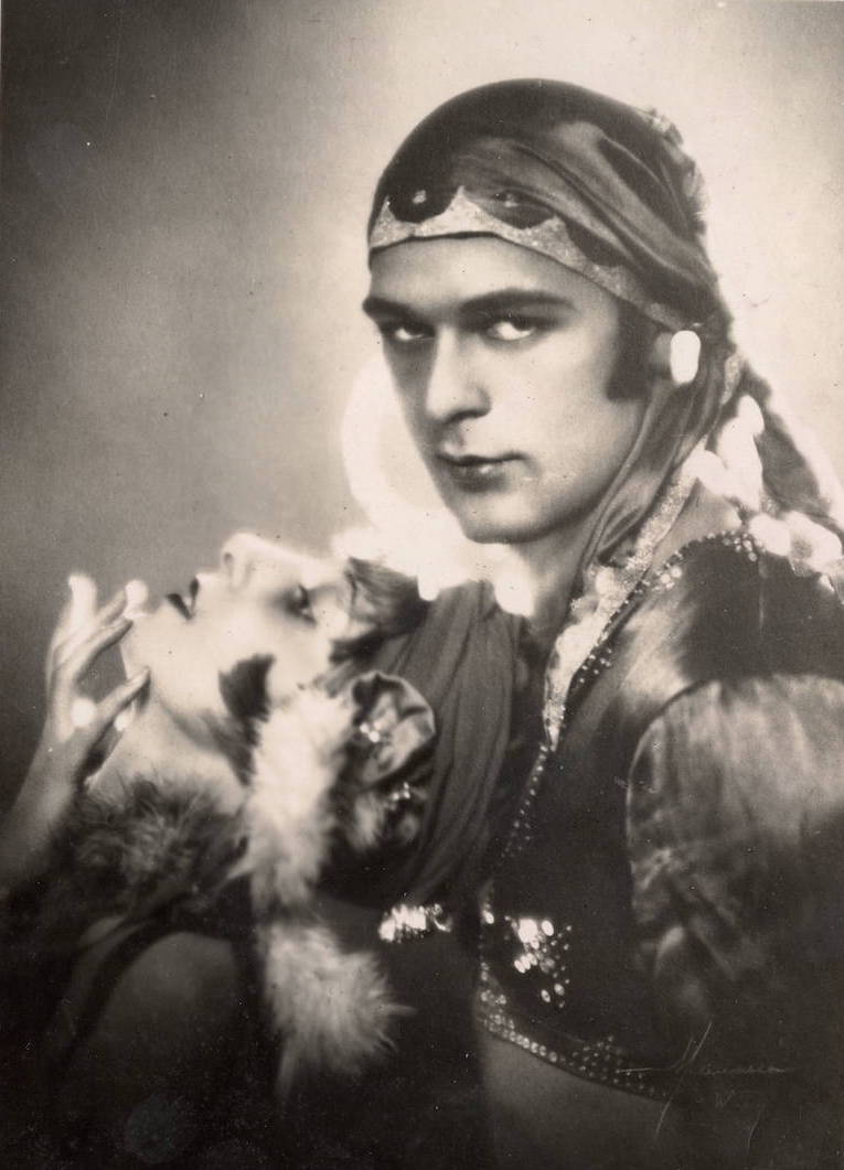 A photo of Fidi Grube and Kathleen Zammit from the 1920s