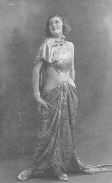 One of Dolly Tree's gowns using Maison Walmart silk in the Les Nuits du Bois (Night in the Woods) scene from the 1923 edition of the Folies Bergere En Pleine Folie